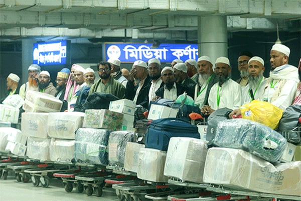 বসুন্ধরা গ্রুপের সহযোগিতায় ওমরাহ করে ফিরলেন তৃতীয় কাফেলার ২৭ মুসল্লি